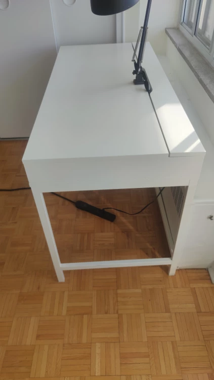 Desk - photo 3