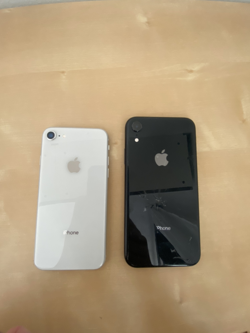 iPhone XR - 64GB - Damages to phone and iPhone 8 - photo 2