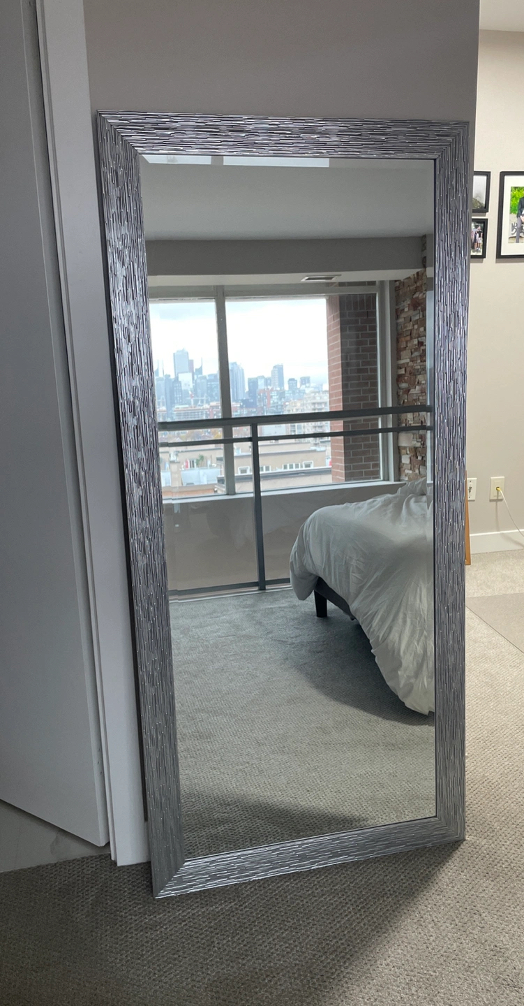 Beautiful full length mirror (tall 63”)
