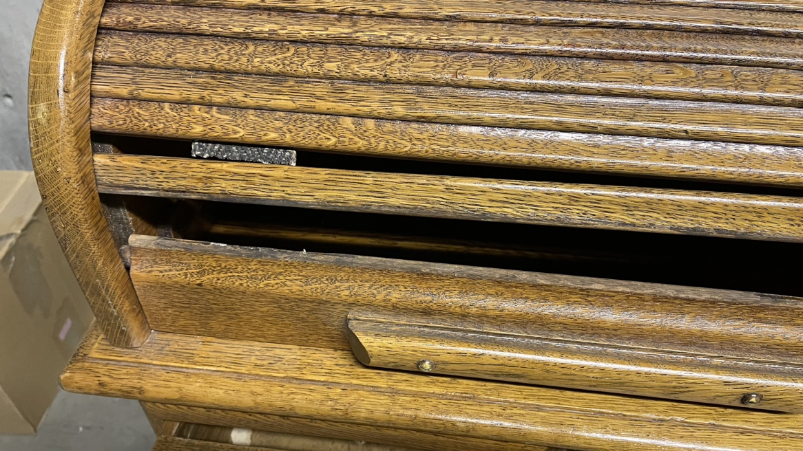 Adopt me: Vintage Desk - photo 3