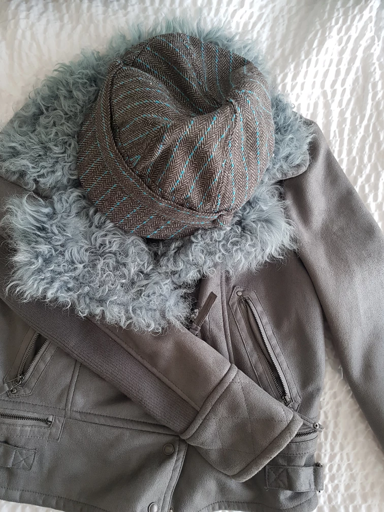 Zio Songzio ladies size small bomber jacket and poorboy hat image indicator(9)