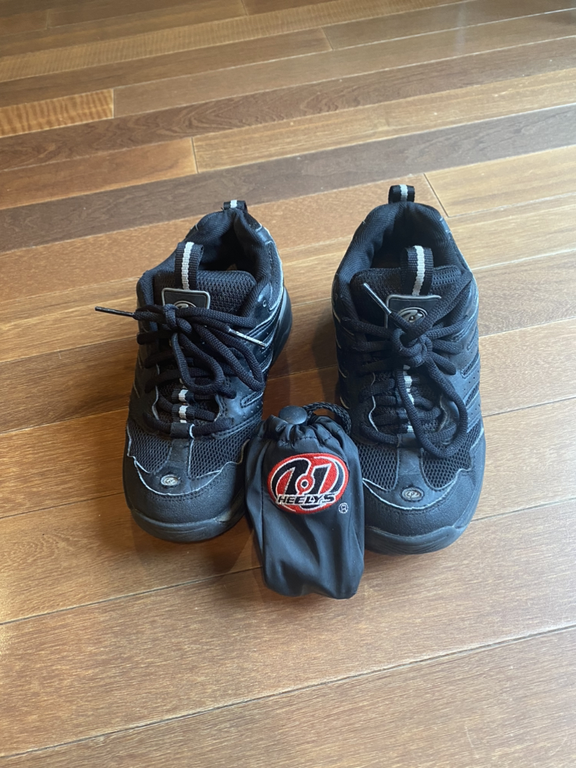 HEELYS - SIZE 5 USA