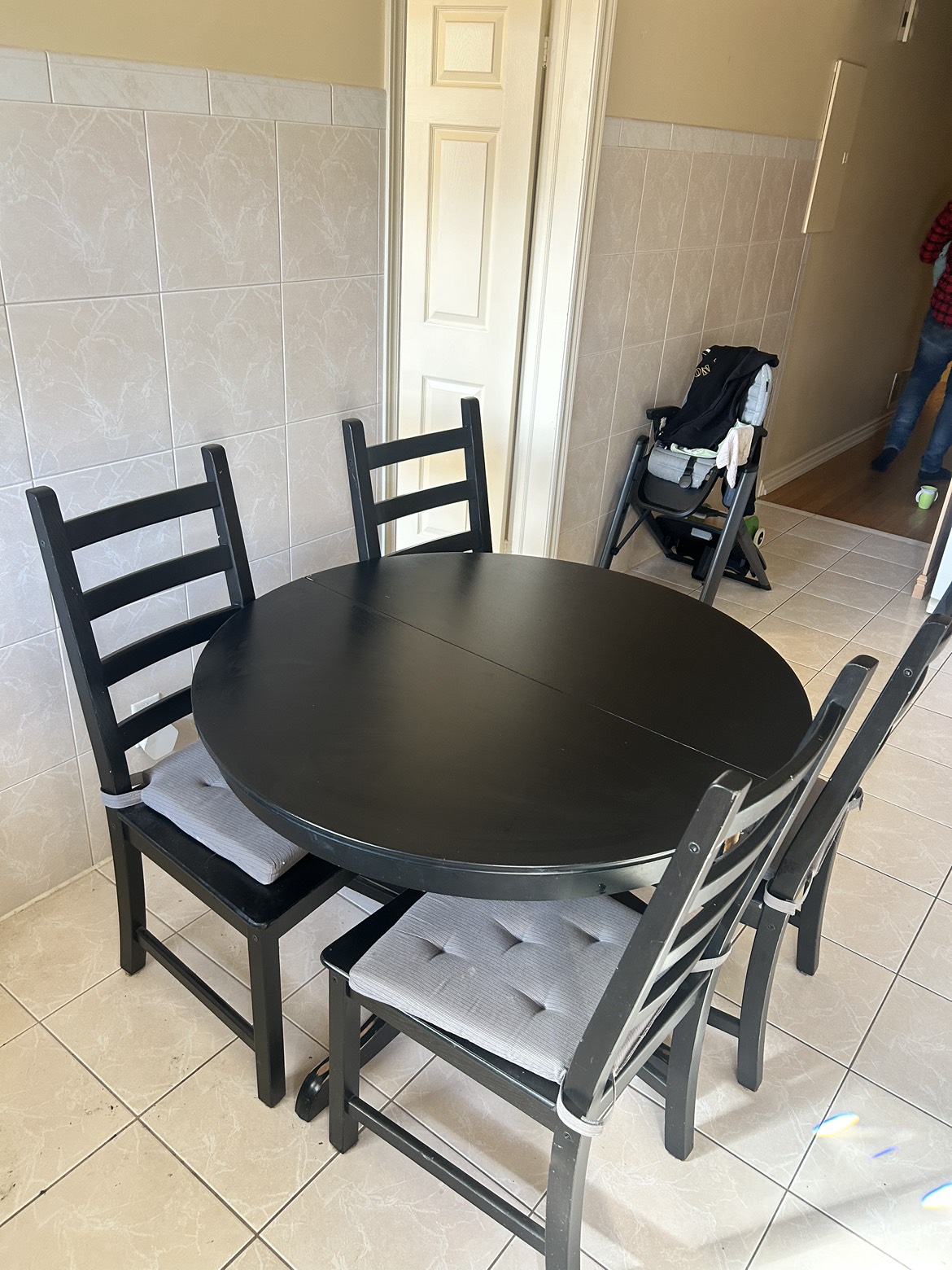 Extendable dining table with 4 chairs thumbnail