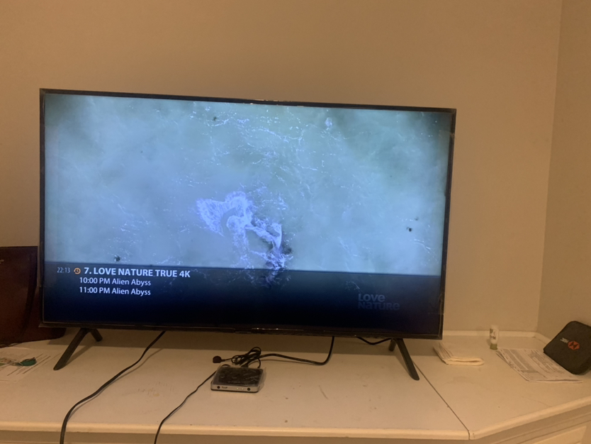 Samsung 50” UHD Tv 7 series and remote - photo 5