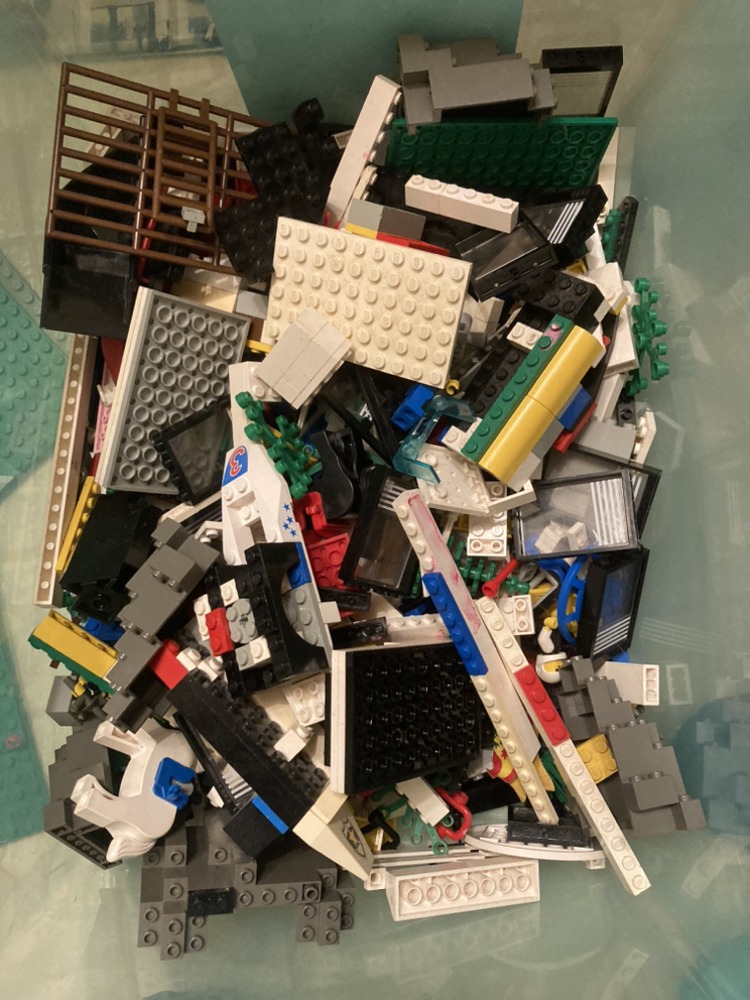 Assorted lego pieces thumbnail
