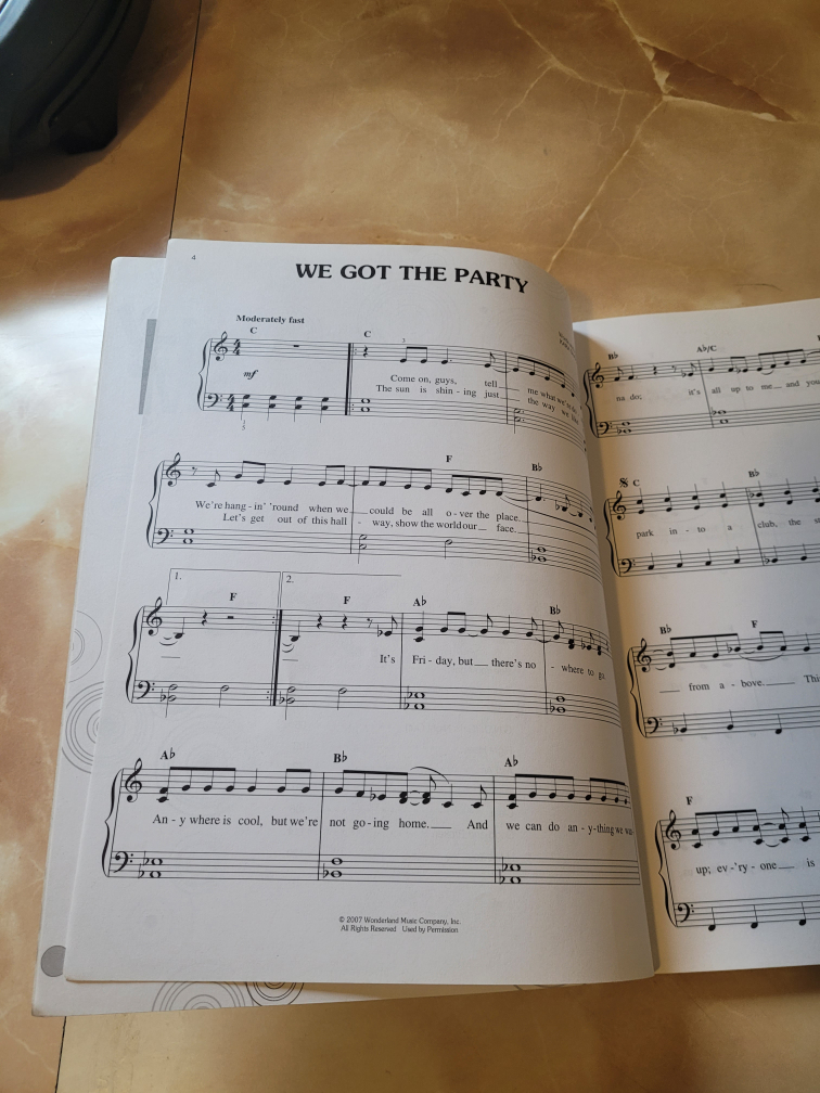 Hannah Montana 2 and Miley Cyrus Easy Piano🎹 Musical Note Book📚 image indicator(3)