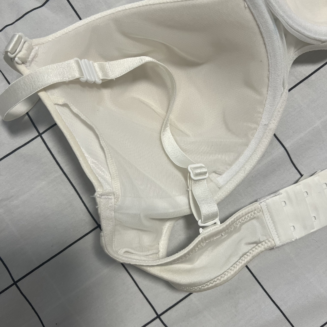 New Amoena mastectomy bra - 32B image indicator(3)