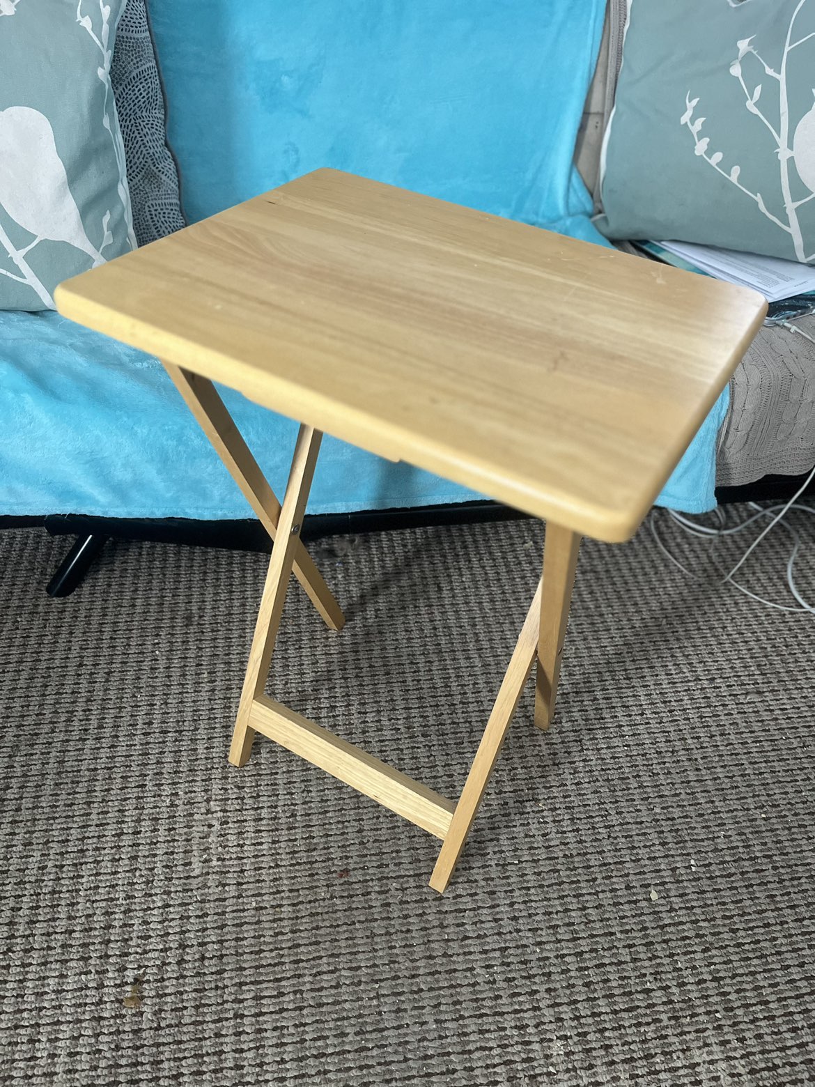 Foldable tv table