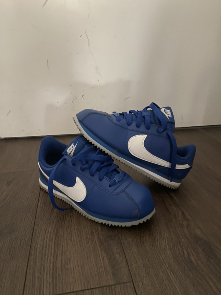 Essentials brand new t-shirt from holt ren. XL image indicator(5)