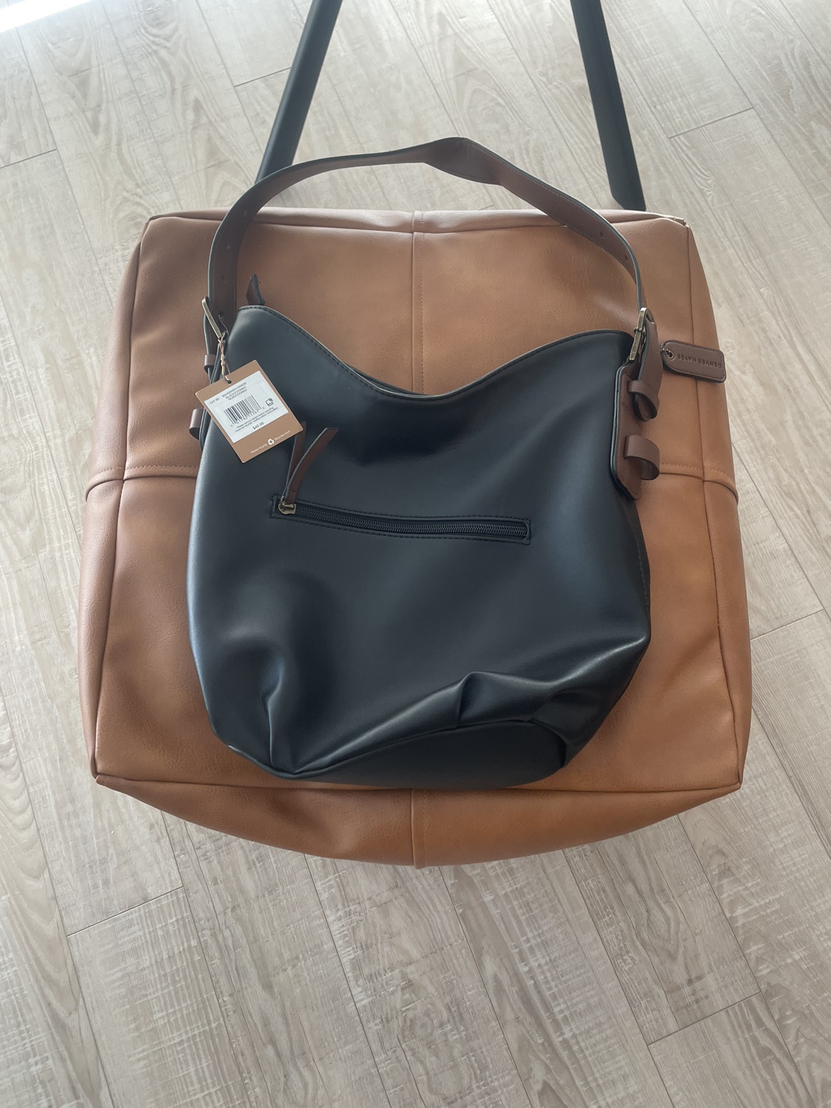 Brand new Denver Hayes Handbag with Contrast Strap image indicator(6)