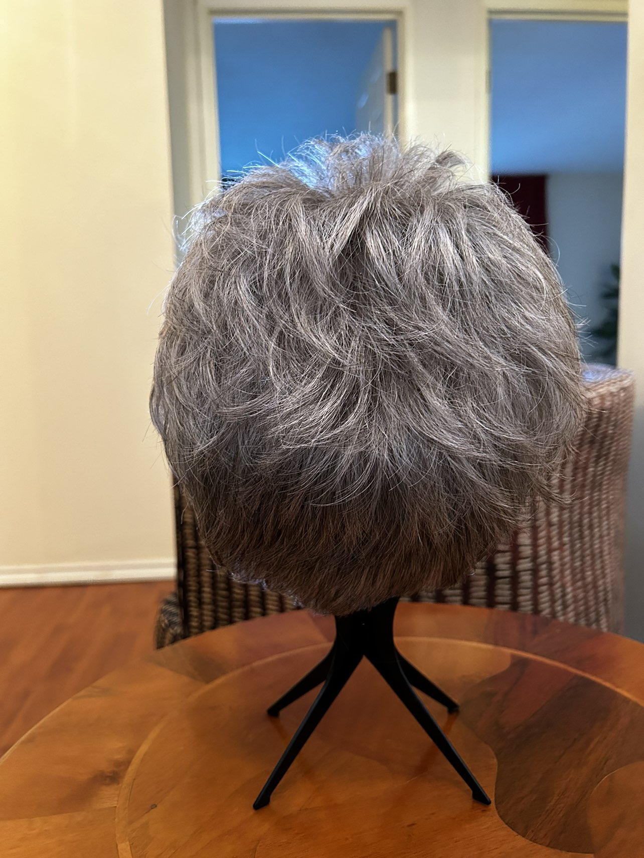 Wig godivas secret grey fox medium short with stand - photo 2