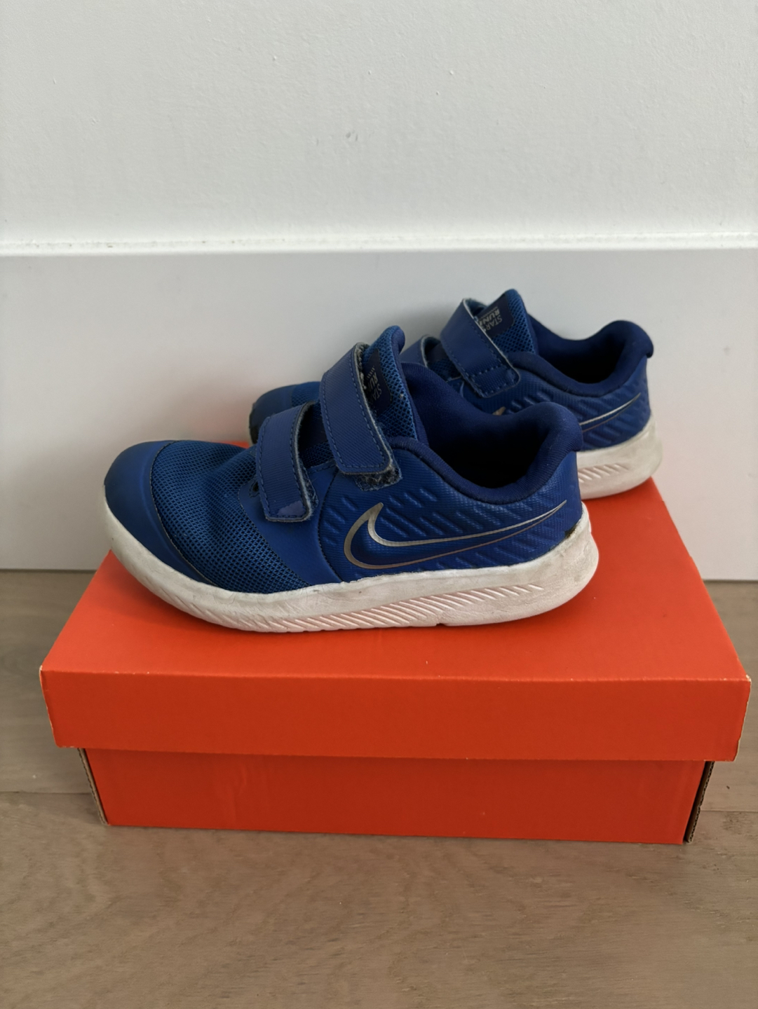 Nike toddler boys runners size 10C - photo 2