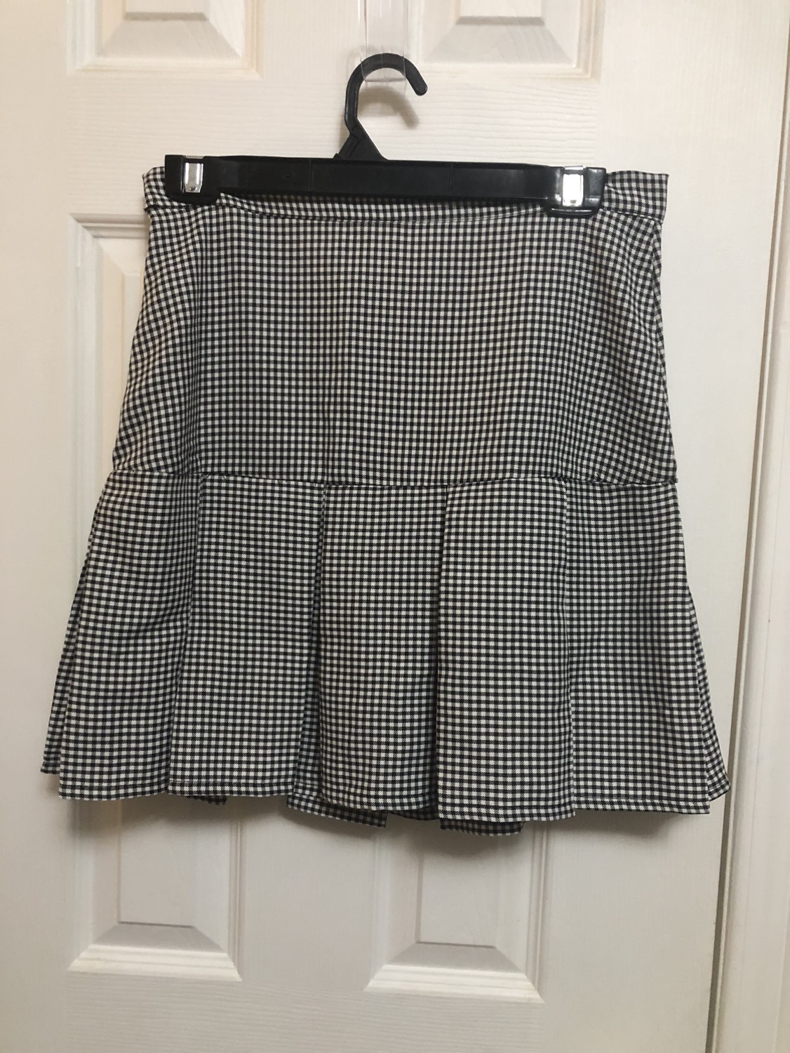 Pleated skirt black and white image indicator(2)