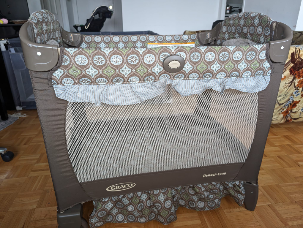 Graco pack and play / travel crib
