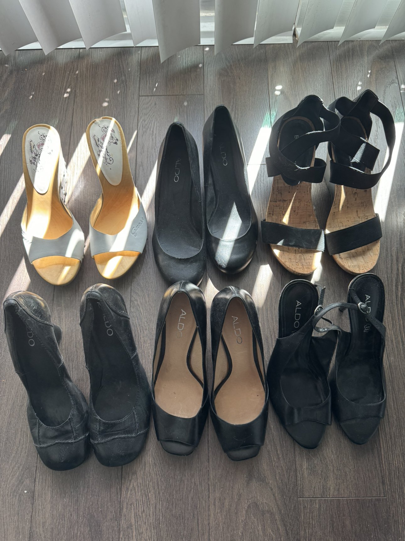 Lot of shoes image indicator(2)