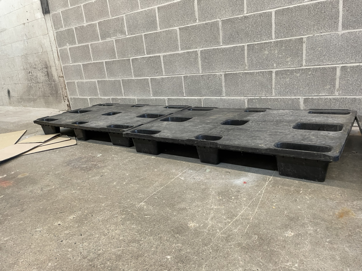 Heavy duty reusable plastic pallet skids