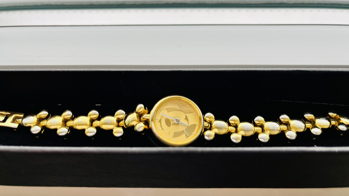 Disney’s Mickey Mouse Elegant Gold-Plated Watch image indicator(4)
