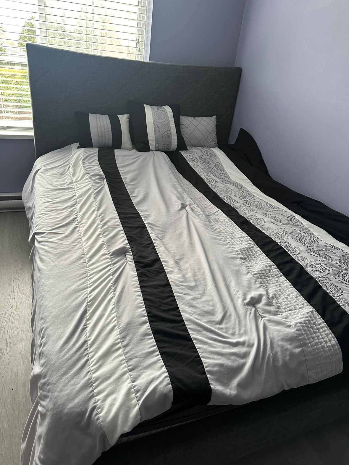 Queen size bed with mattress - photo 2