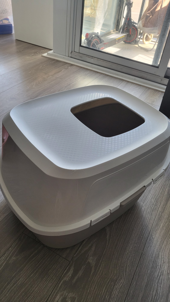 Low tracking litter box in very good condition thumbnail