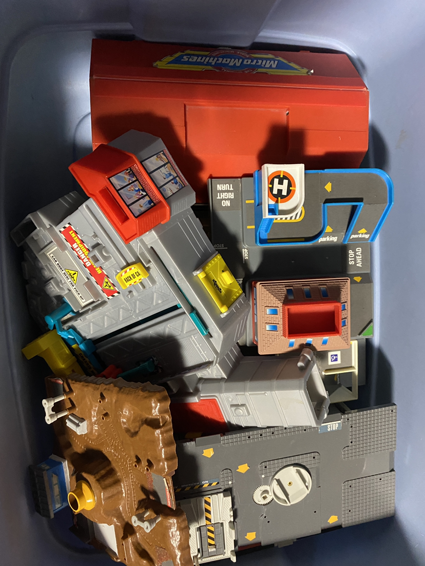 Hotwheels and older micro machines play sets - photo 2