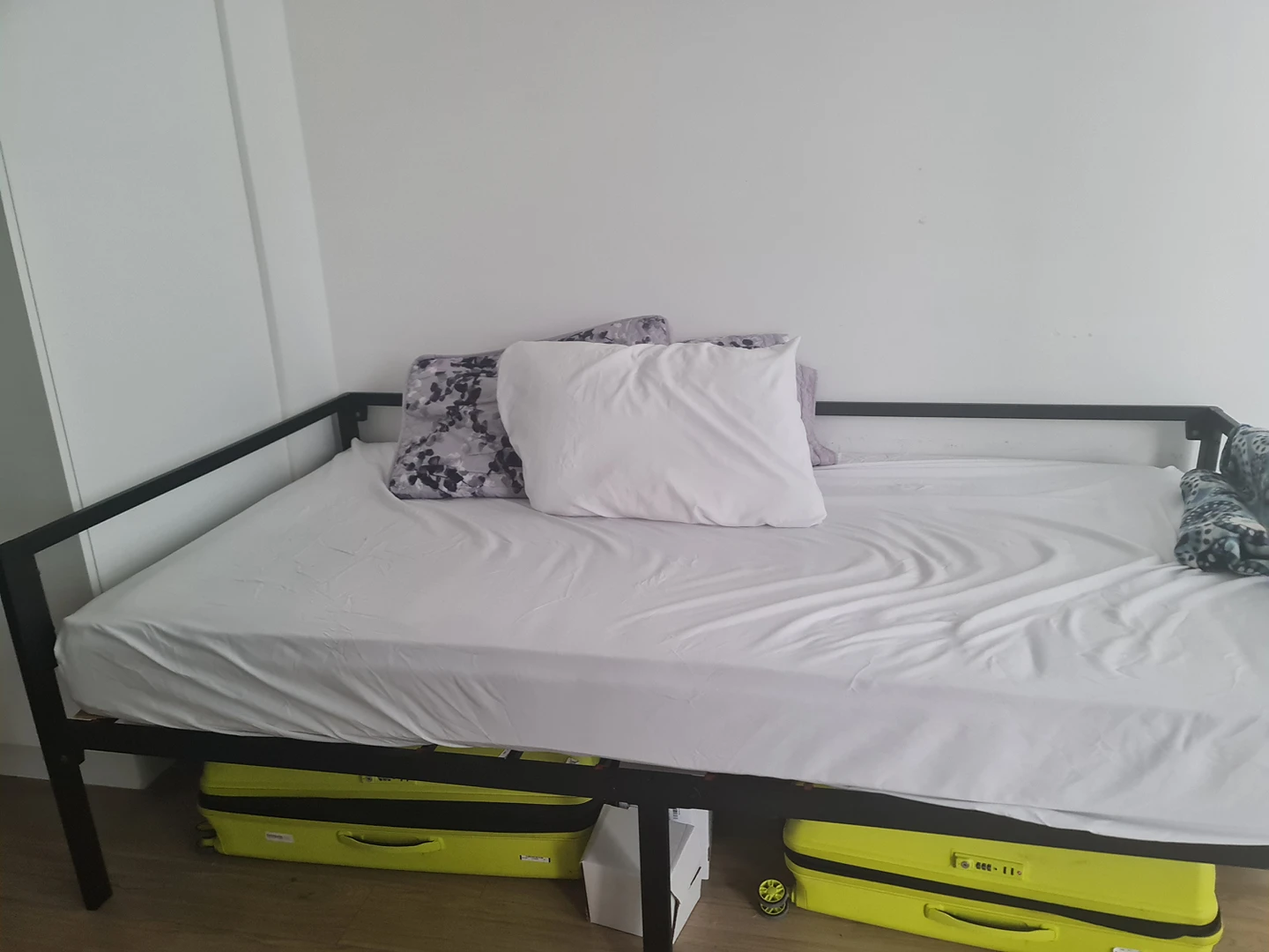 URGENT Sale!!   zinus single bed/day bed  - photo 3