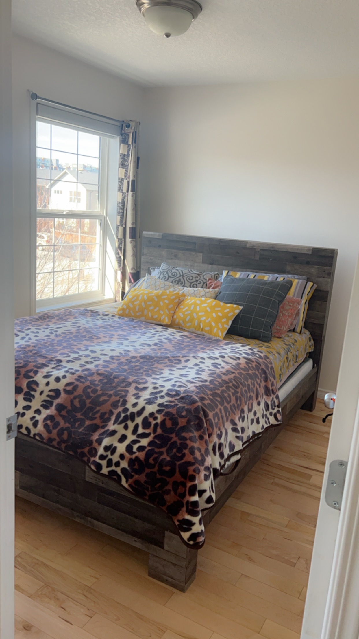 Modern house for rent in kincora NW 3 bedroom 2.5 washrooms image indicator(8)