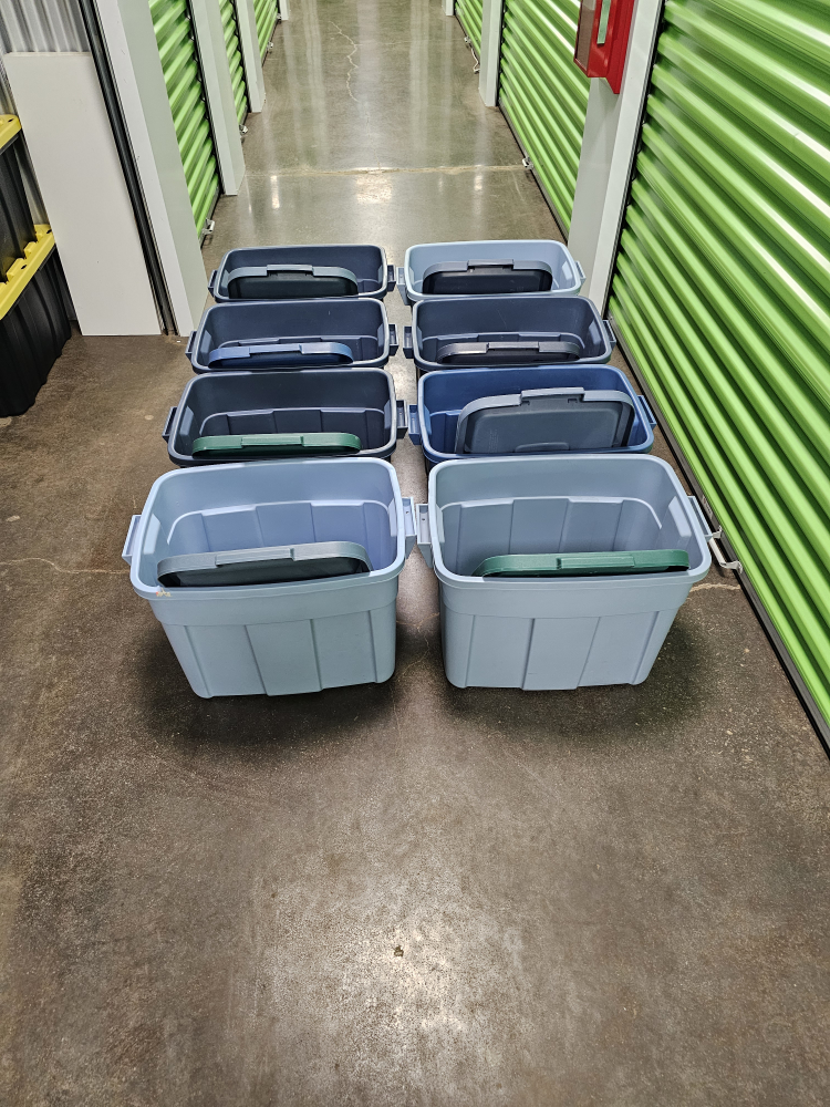 10 Rubbermaid Storage Bins