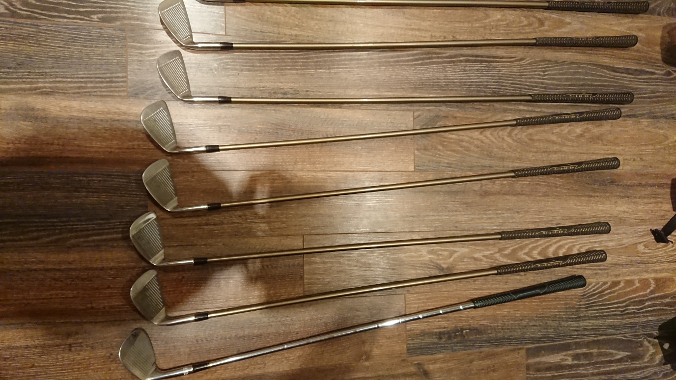 Merit right-handed golf set with bag and handcart image indicator(10)