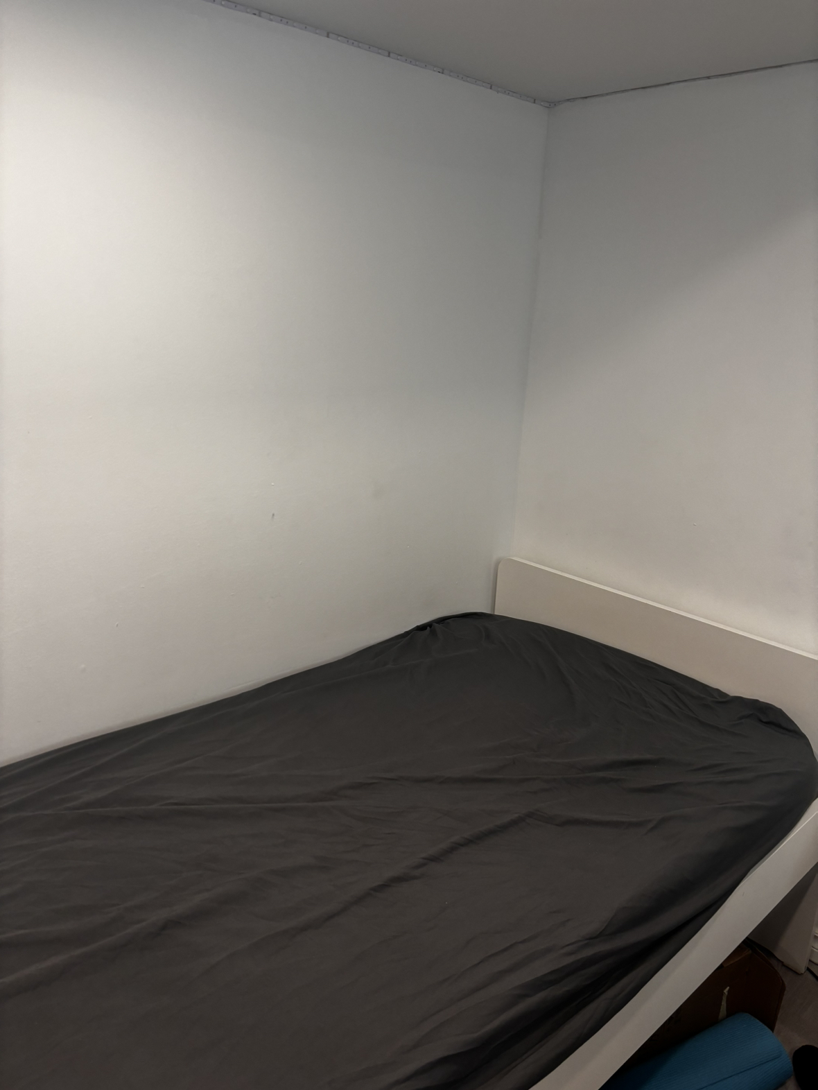 Twin mattress and bed sheets set - photo 4