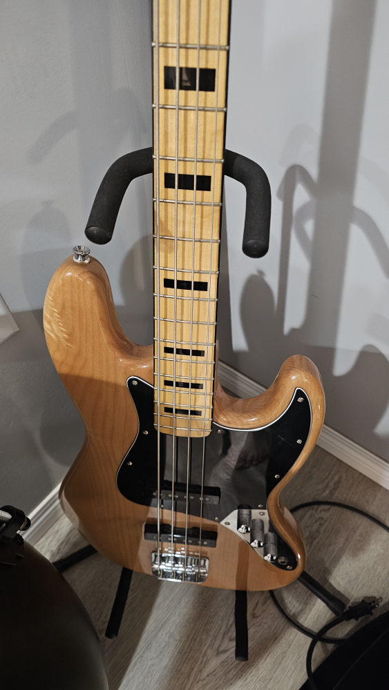 Squire by Fender Bass - photo 2