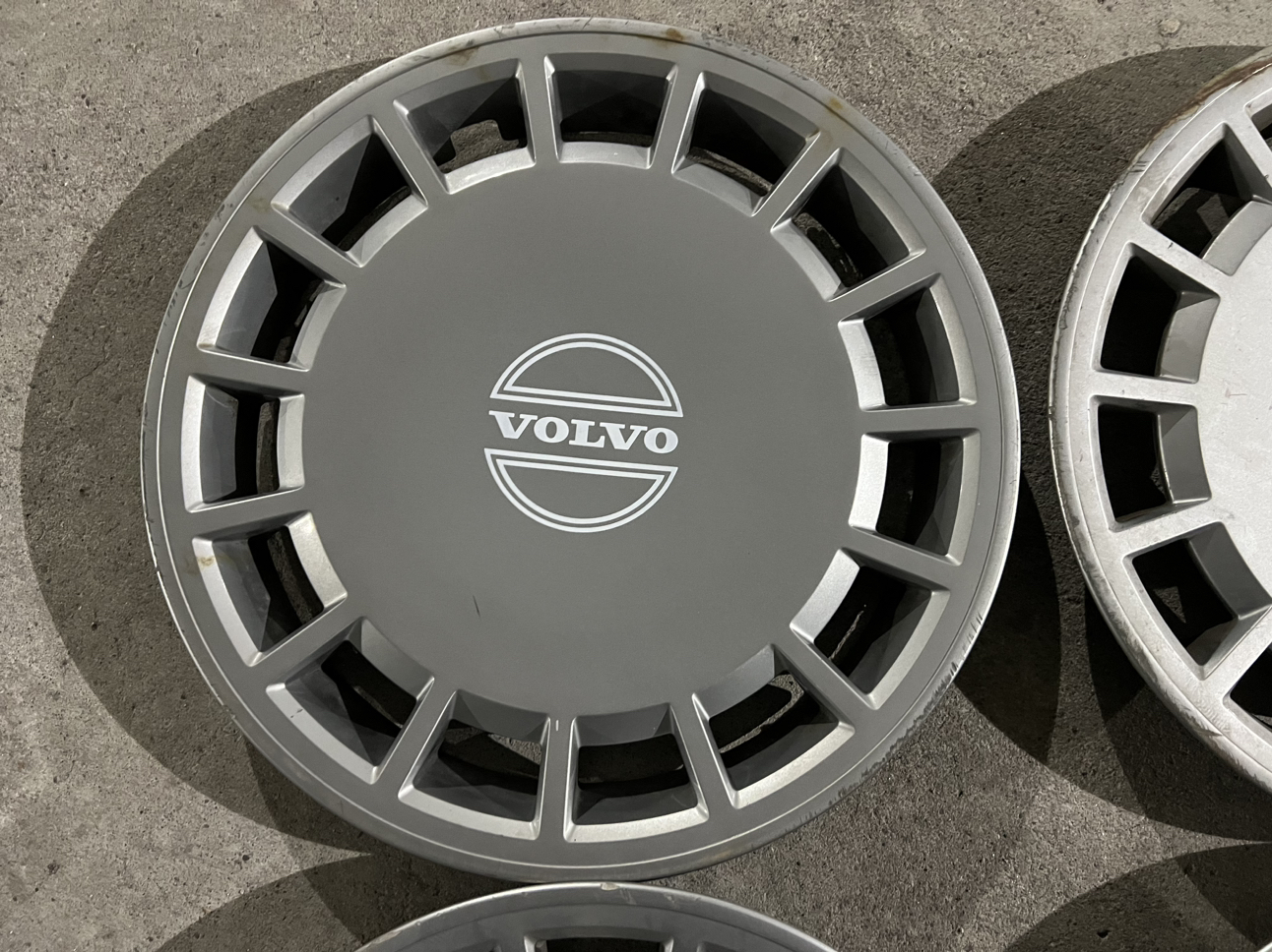 Volvo 15” Wheel Cover image indicator(2)