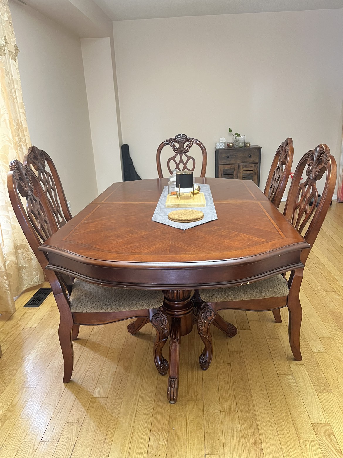 Dining Table with Chairs(extendable to 8 seater)