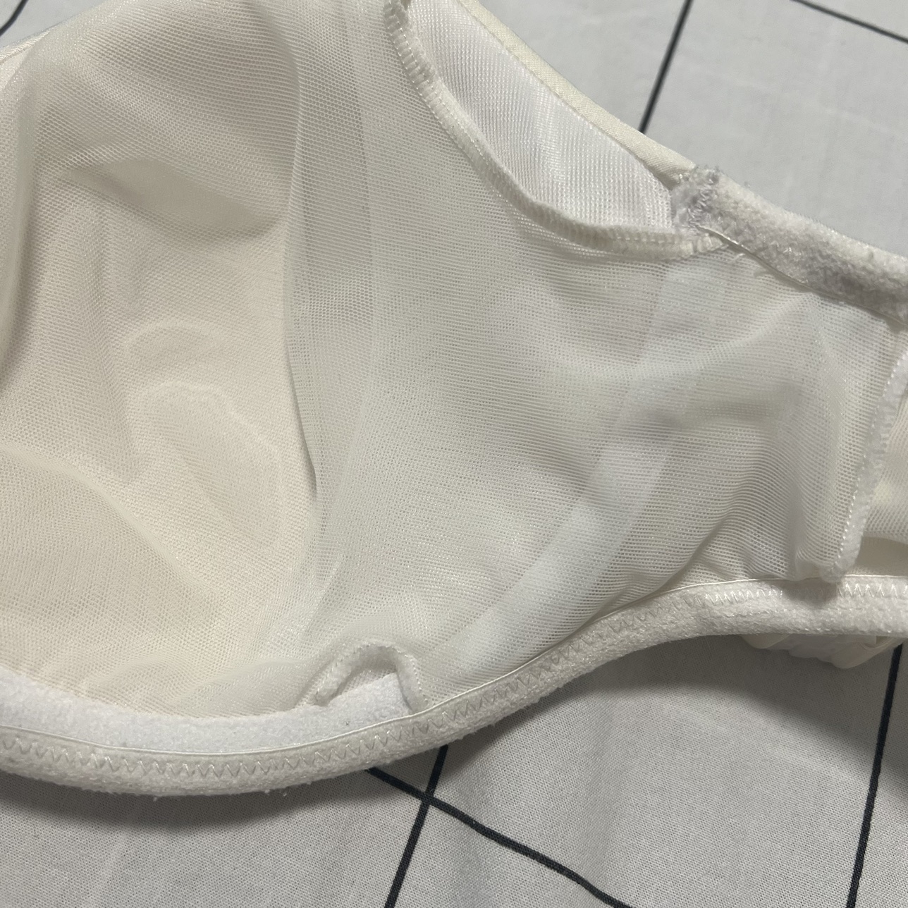 New Amoena mastectomy bra - 32B image indicator(4)