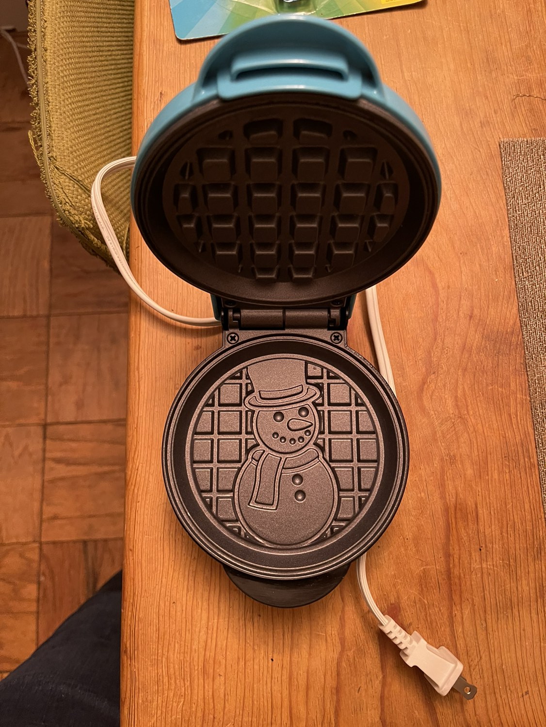 Snowman mini waffle maker image indicator(2)