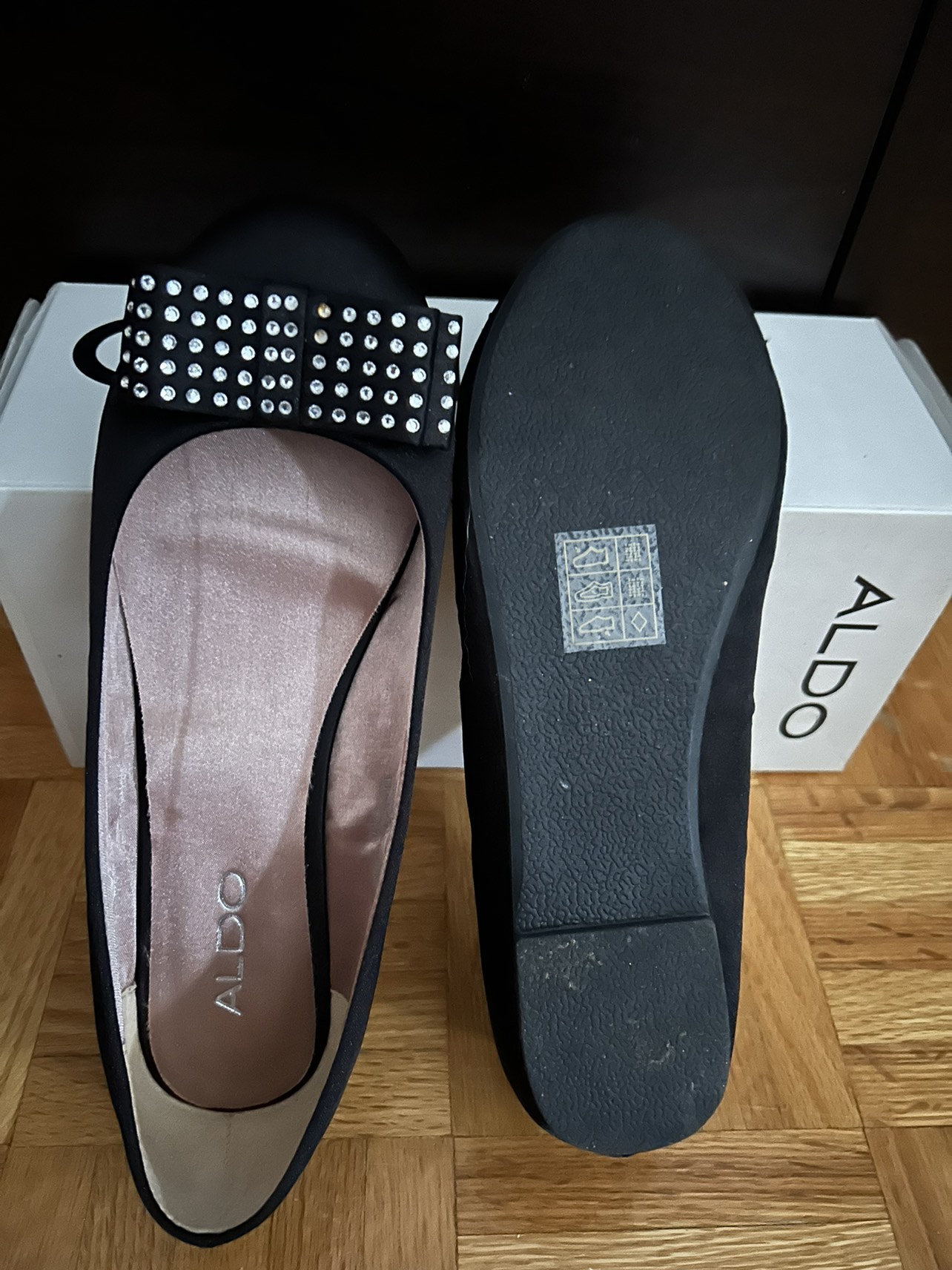 Aldo flat size 6 image indicator(2)
