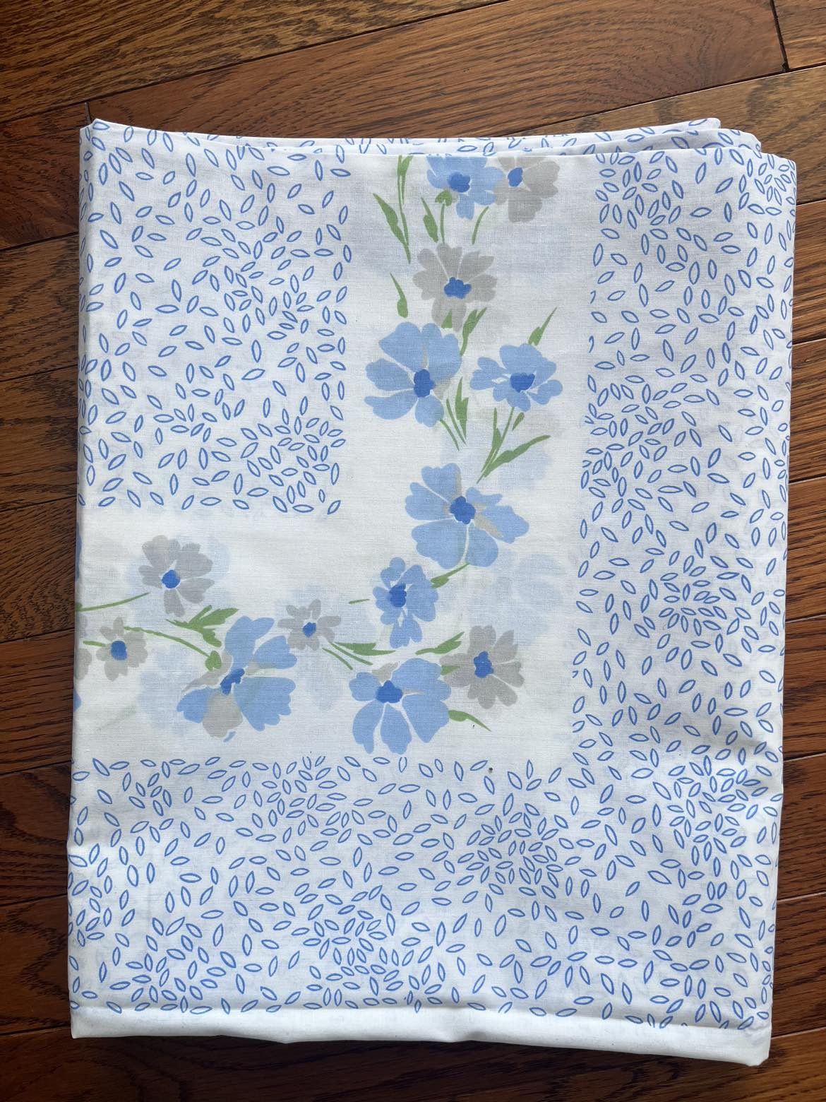 NEW 2 Tablecloths & 7 Napkins Matching Set - $20 for all - photo 2