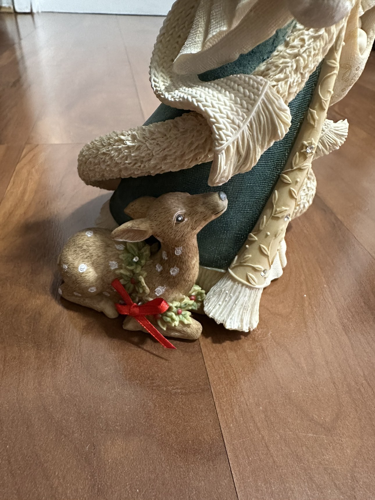 Enesco The heart of Christmas Angel with fawn image indicator(2)