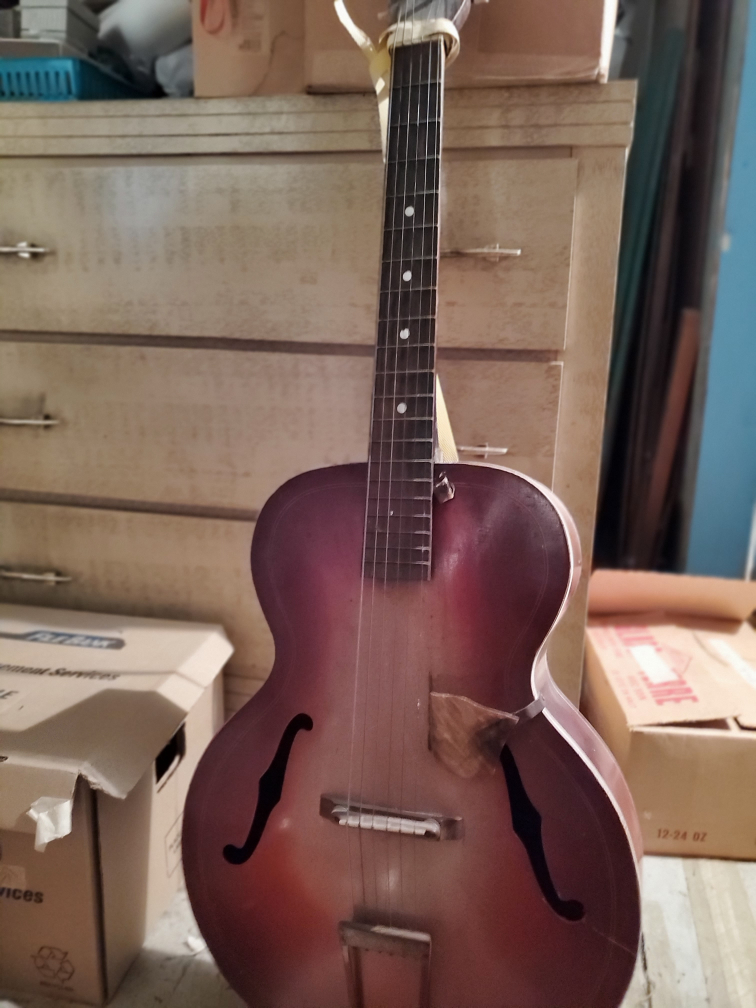 Vintage Archtop Regal Guitar image indicator(2)