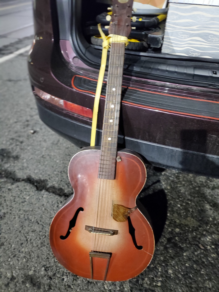 Vintage Archtop Regal Guitar image indicator(3)