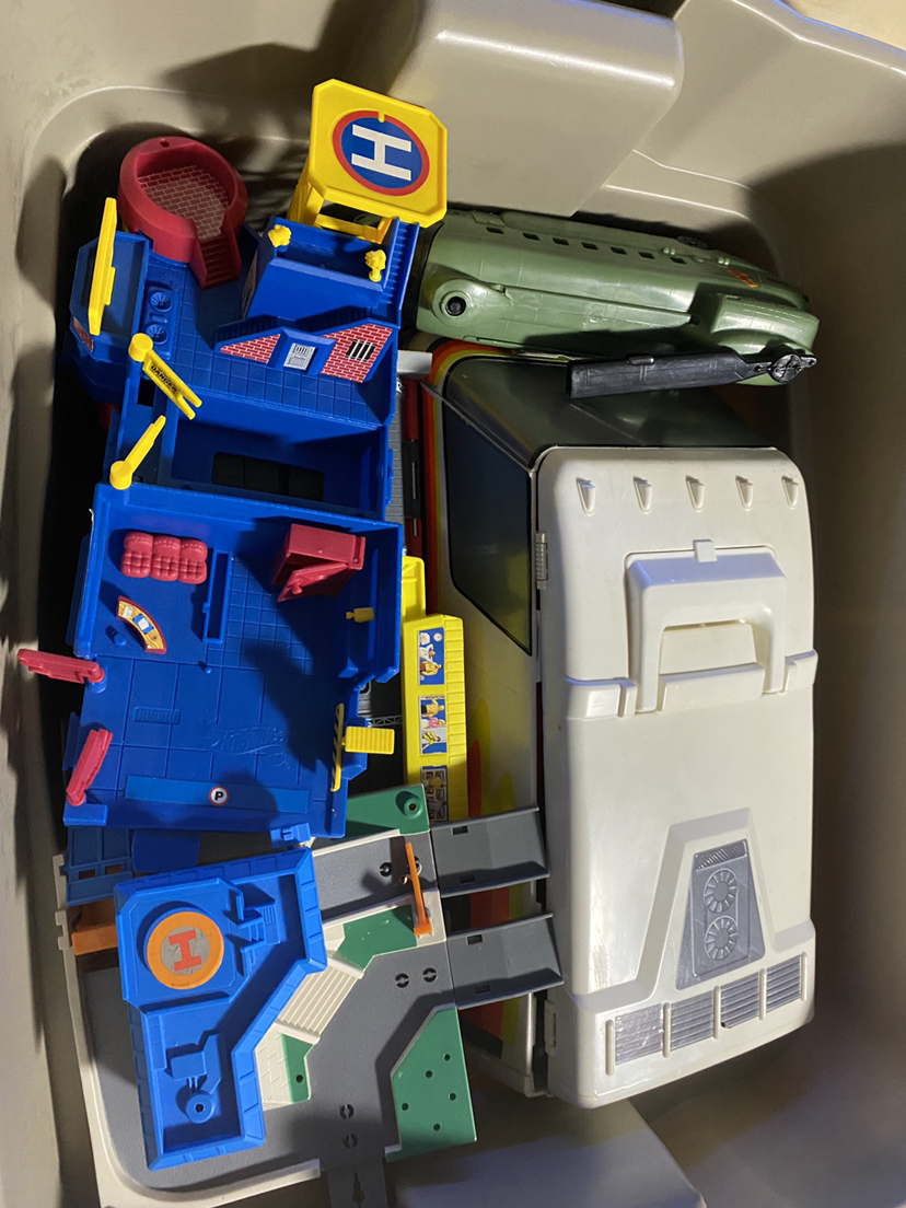 Hotwheels and older micro machines play sets - photo 3