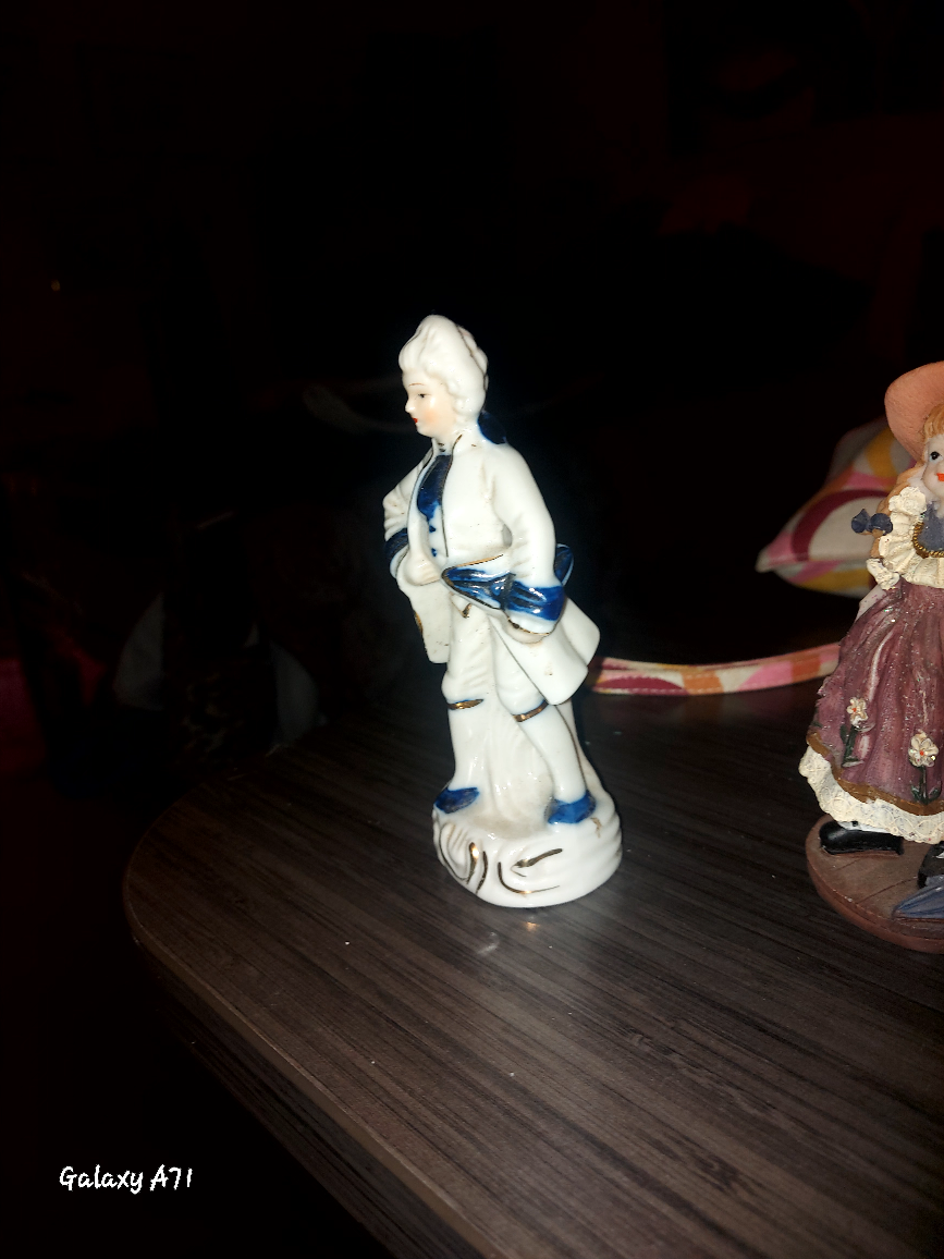 Blue And White Porcelain Colonial Figurine. - photo 2