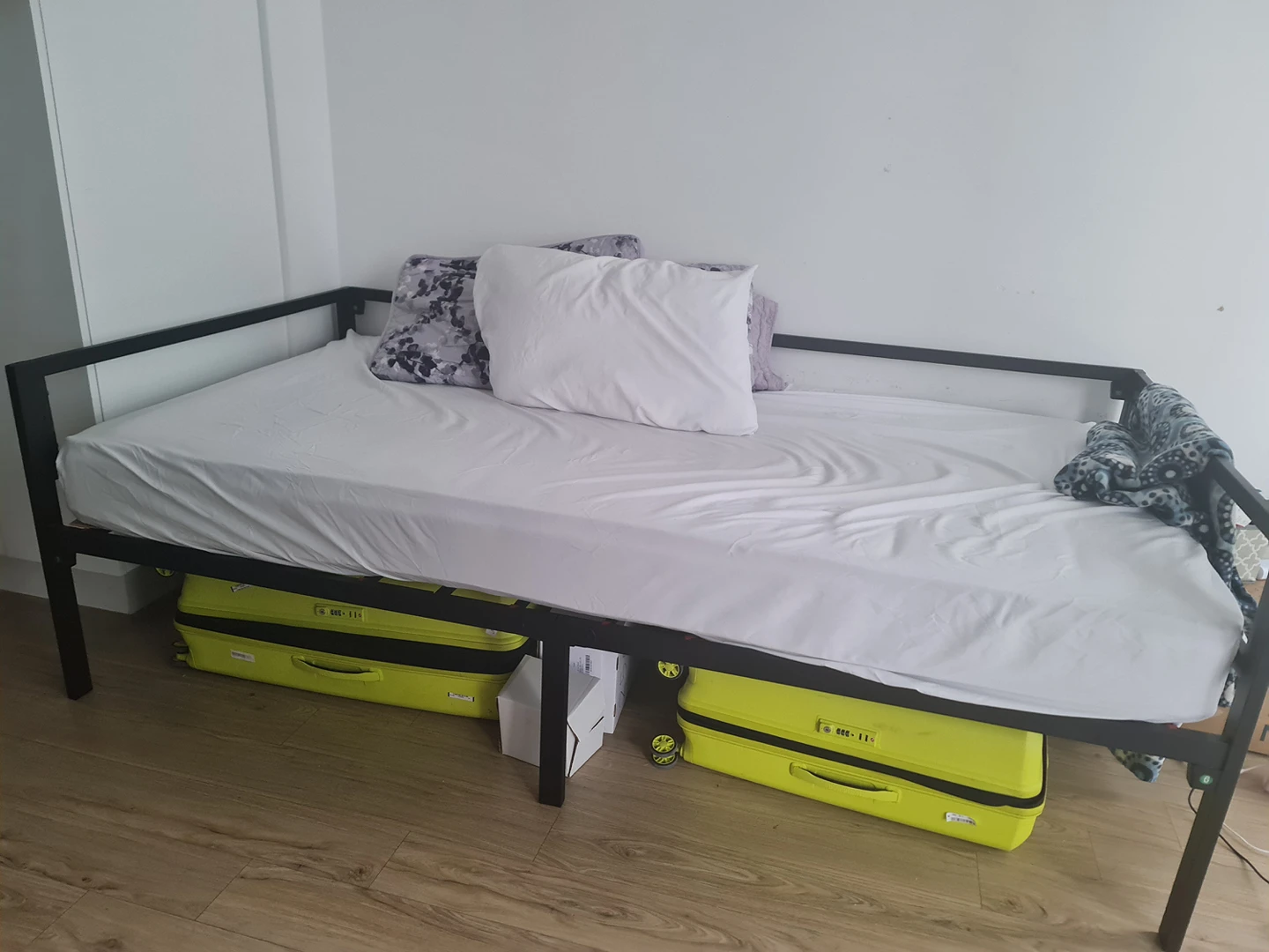 URGENT Sale!!   zinus single bed/day bed 