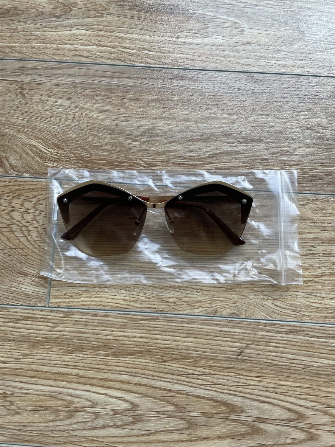Dry bath brush, curling iron, round brush, sun glasses - photo 4