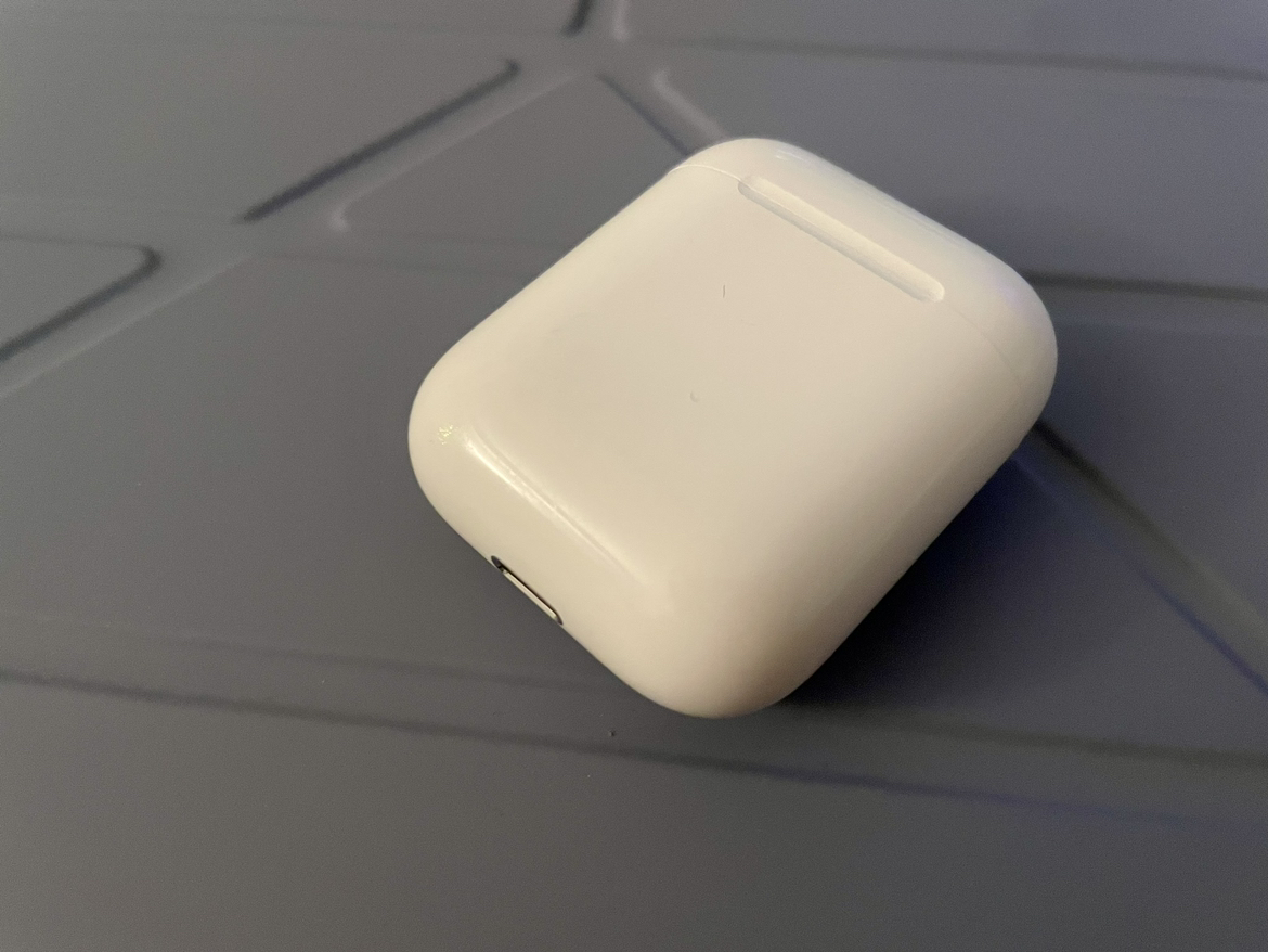 Apple AirPods 2nd Generation (Excellent Condition) image indicator(4)