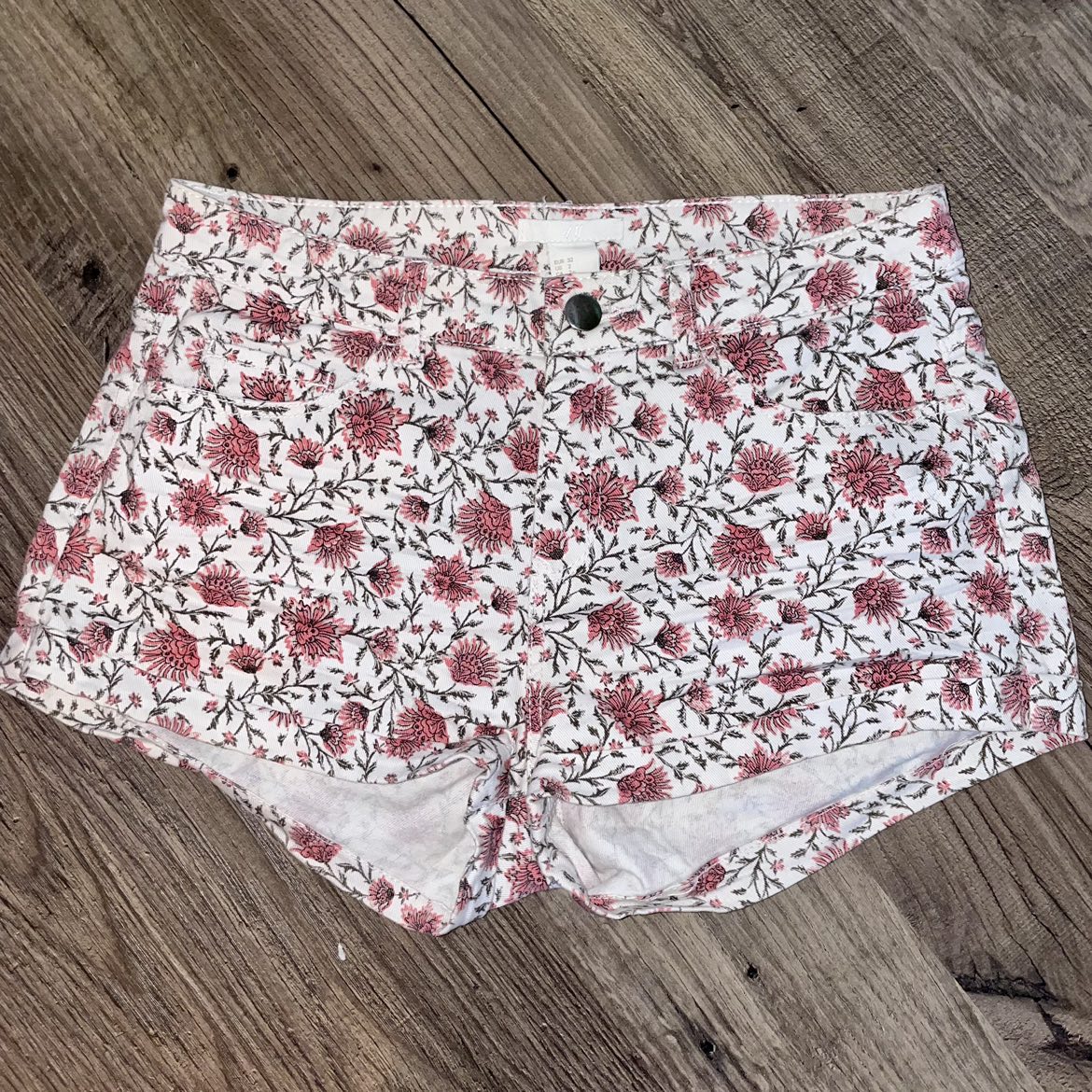 H&M floral shorts thumbnail