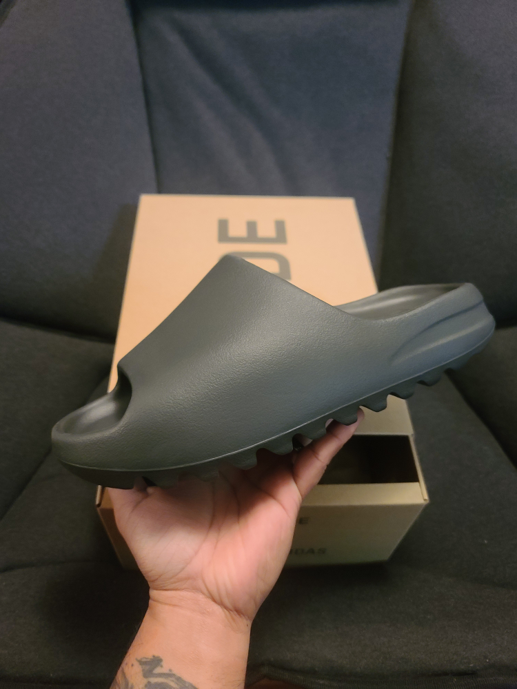 Yeezy Slide Onyx thumbnail