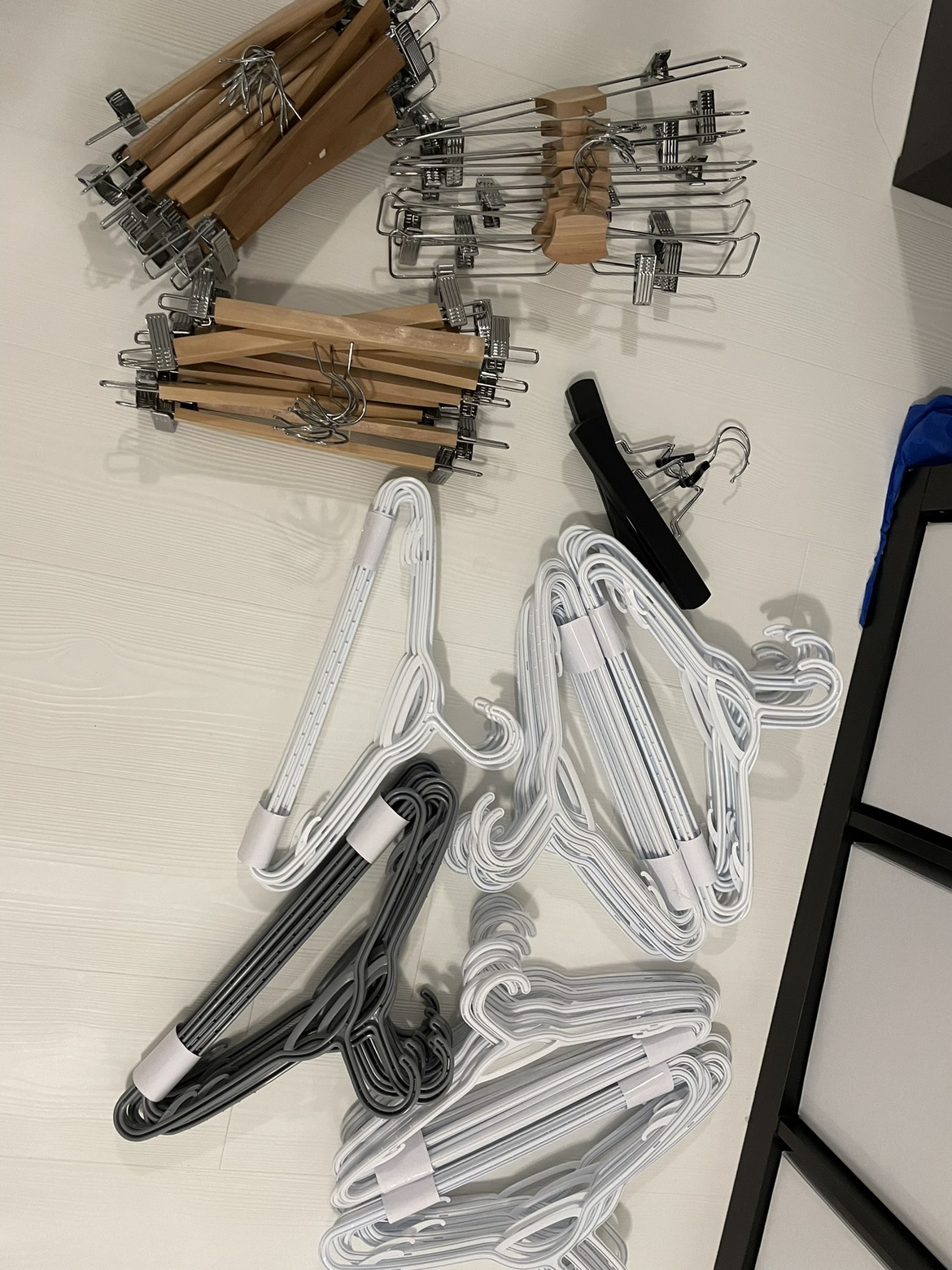 56 shirt hangers, 29 skirt/pants hangers (total 85)