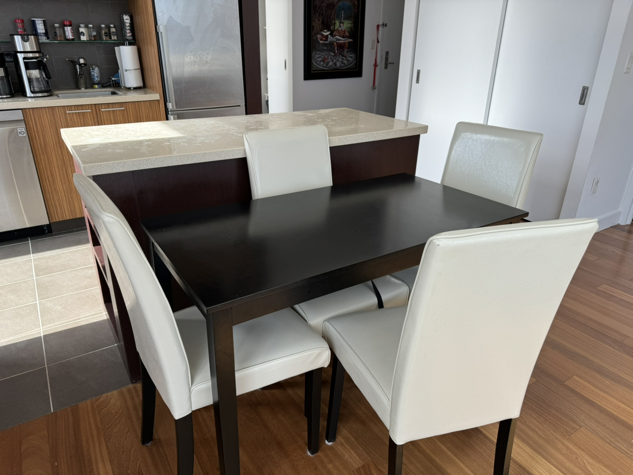 Dining room table + 4 chairs