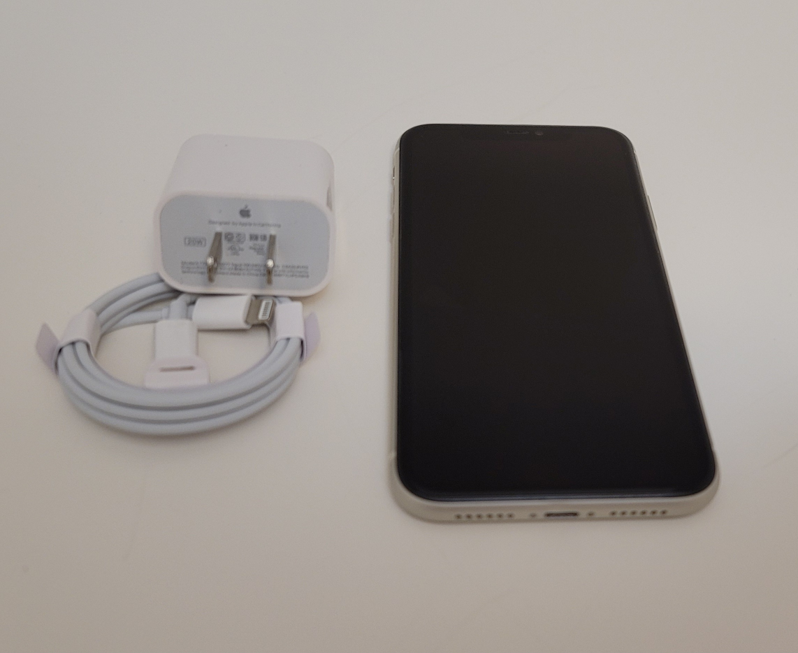 iPhone 11 WHITE 64 GB UNLOCKED EXCELLENT CONDITION