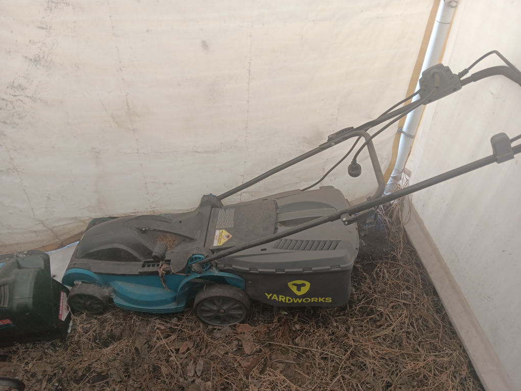 electric lawnmower
